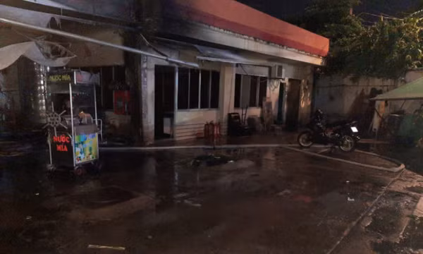 Cháy xe bồn ở cây xăng