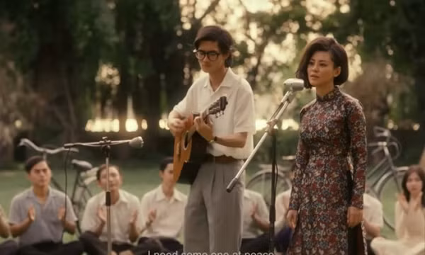 Trailer "Em và Trịnh" tái hiện cảnh tháo guốc kinh điển của Khánh Ly