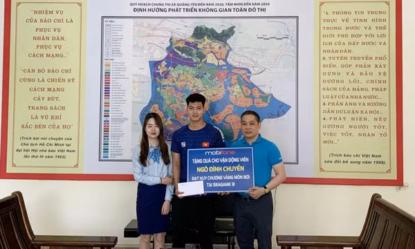 Mobifone Quảng Ninh trao tặng quà cho vận động viên bơi Ngô Đình Chuyền