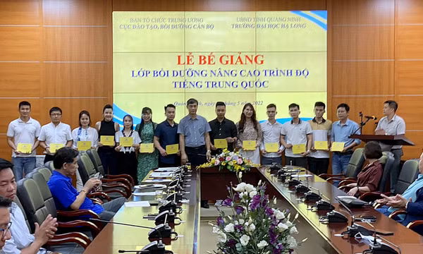 Bế giảng lớp bồi dưỡng tiếng Trung Quốc theo Đề án 165