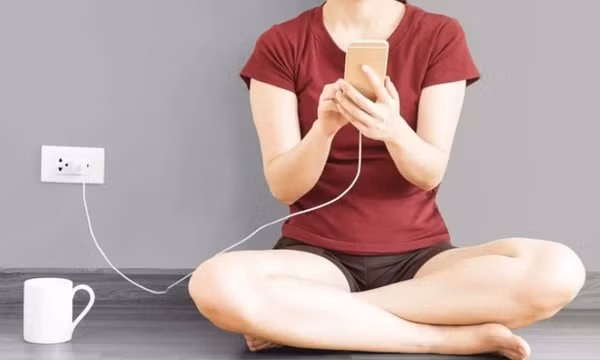 Tê tay khi dùng điện thoại đang sạc: Hiện tượng bình thường hay nguy hiểm?