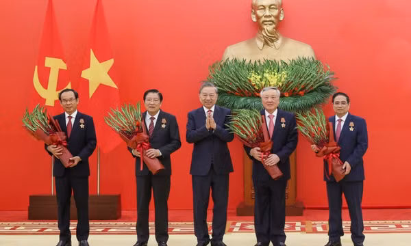 Tổng Bí thư Tô Lâm trao Huân chương Quân công hạng nhất và Huy hiệu Đảng tặng các đồng chí lãnh đạo, nguyên lãnh đạo