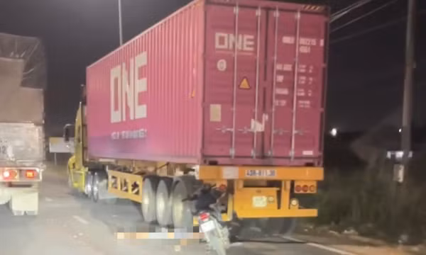 Tông vào đuôi xe đầu kéo trên đường dẫn cao tốc, 1 người đi xe máy tử vong