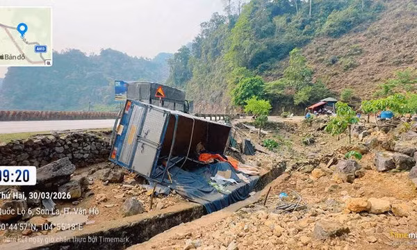 Xe tải mất lái lật nghiêng trên Quốc lộ 6