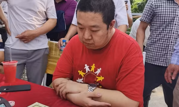 Cao thủ hạng 20 cờ tướng Trung Quốc sang Việt Nam đánh giải hội làng rồi... thua sớm