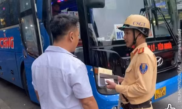 Nhồi khách trên tuyến Hà Nội - Hải Phòng, xe khách bị lập biên bản