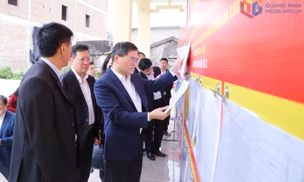Đồng chí Bùi Văn Khắng, Chủ tịch UBND tỉnh kiểm tra công tác chuẩn bị bầu cử tại một số địa phương