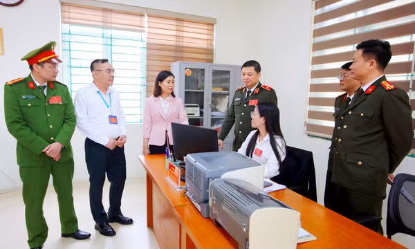 Giám đốc Công an tỉnh kiểm tra công tác bầu cử tại xã Hải Ninh