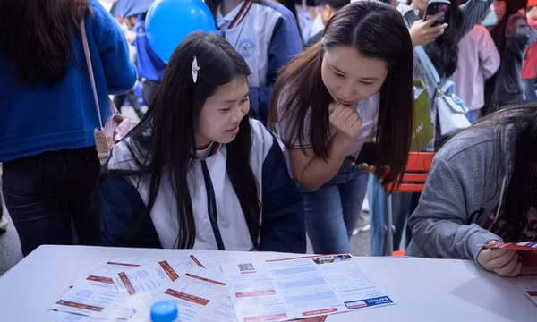 Có chứng chỉ ngoại ngữ quốc tế nên miễn thi hay vẫn dự thi tốt nghiệp THPT?
