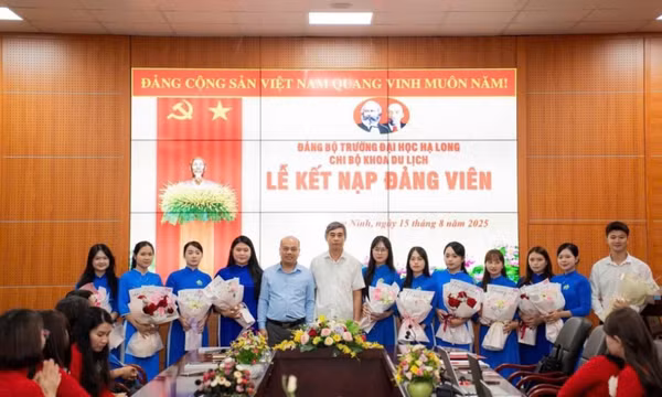 Vững tin theo Đảng, thắp sáng khát vọng cống hiến