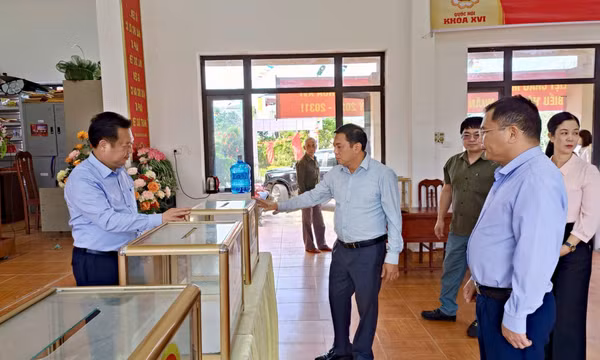 Phó Chủ tịch Thường trực HĐND tỉnh Nguyễn Đức Thành kiểm tra công tác chuẩn bị bầu cử tại xã Ba Chẽ