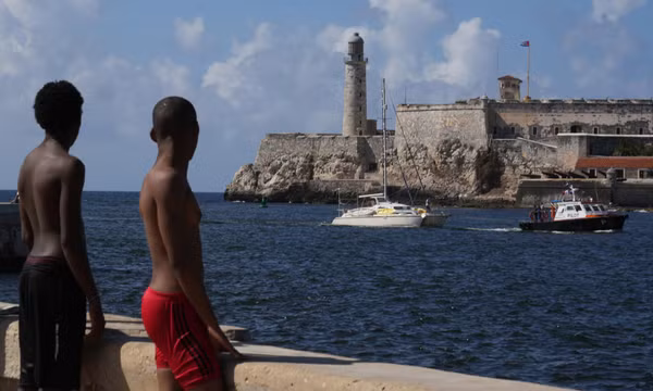 Hai thuyền chở hàng viện trợ cập cảng Cuba sau nhiều ngày mất liên lạc