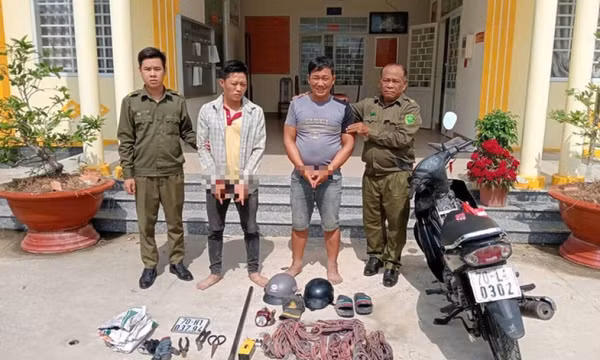 Bắt hai con nghiện chuyên đi cắt trộm dây điện trong trụ đèn đường