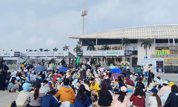 Fan thức từ 1h sáng ở sân Mỹ Đình đợi xem concert Anh trai say hi