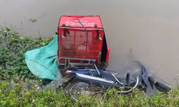 Thi thể nam shipper được phát hiện dưới mương nước