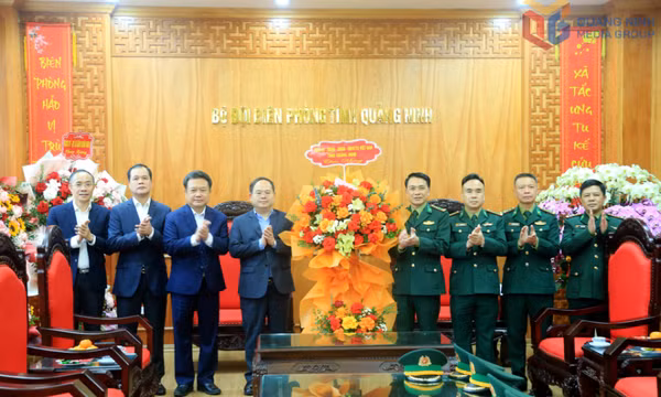 Đồng chí Bí thư Tỉnh ủy chúc mừng Ngày Truyền thống Bộ đội Biên phòng