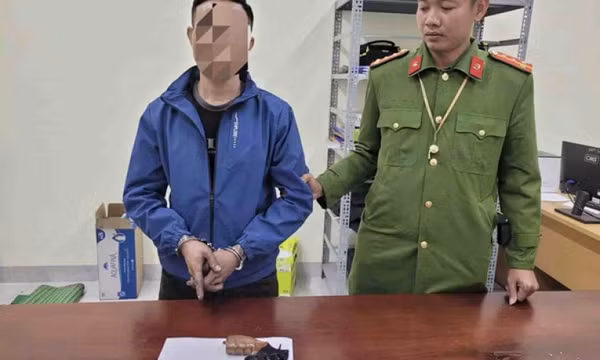 Công an bắt quả tang thanh niên chạy xe, giấu súng đạn trong người