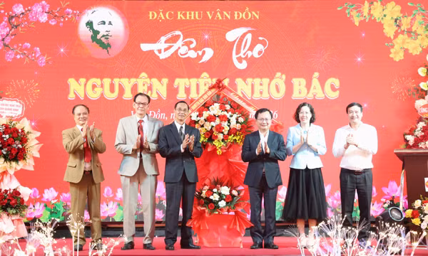 Vân Đồn rộn ràng Đêm thơ Nguyên tiêu nhớ Bác năm 2026
