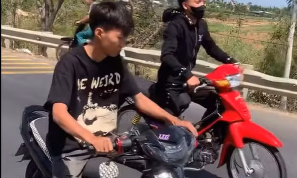 Công an truy tìm nhóm thanh niên phóng xe, nẹt pô trên đường
