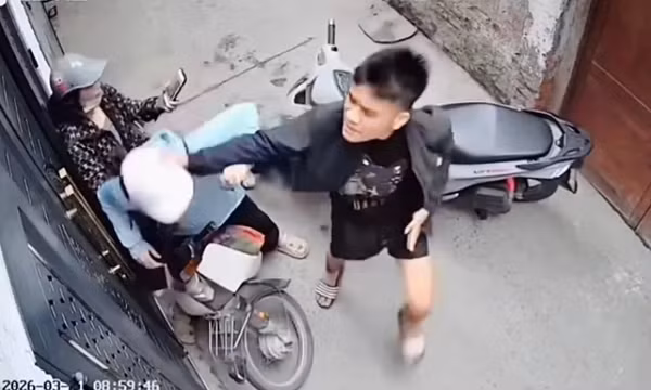 Công an điều tra vụ nam thanh niên chặn xe, tát liên tiếp vào đầu, mặt cô gái trong ngõ nhỏ