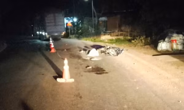 Ô tô va chạm xe máy trên Quốc lộ 3, một người bị thương nặng