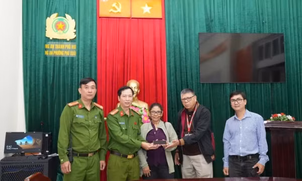 Du khách Mỹ bị giật điện thoại khi tham quan Huế, công an nhanh chóng tìm kẻ cướp giật