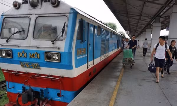 Giá xăng dầu giảm, đường sắt hạ giá vé và cước vận chuyển từ 13.3