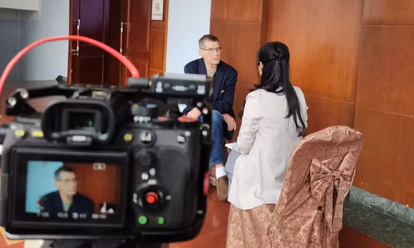 Nhà thơ Bruce Weigl: "Không có cách nào đẹp hơn để tôn vinh văn hóa và đất nước mình bằng nghệ thuật và thi ca"