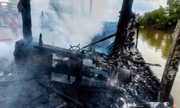 Nghi chập điện năng lượng mặt trời, tàu cá Cà Mau cháy rụi