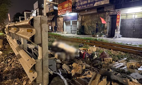 Tài xế xe máy bị tàu hỏa tông tử vong khi đi qua lối ngang tự mở ở Hà Nội