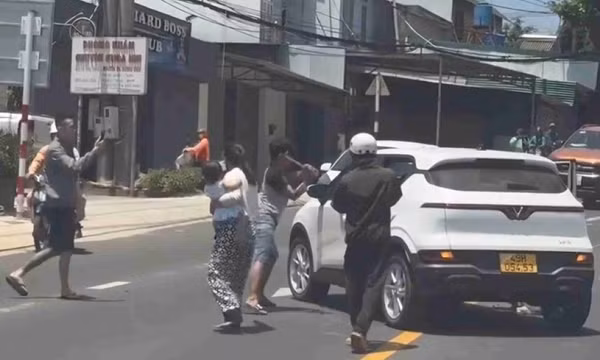 Điều tra thanh niên chặn đầu, đập phá xe taxi trên Quốc lộ 20