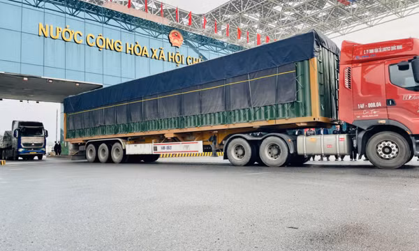 700 tấn hàng hoá thông quan qua cầu Bắc Luân II trong 2 ngày cuối tuần