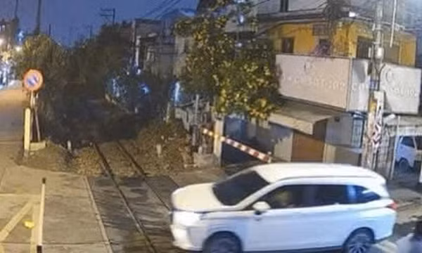 Tài xế ô tô cố tình vượt rào chắn đường sắt ở phường Đức Nhuận bị lập biên bản