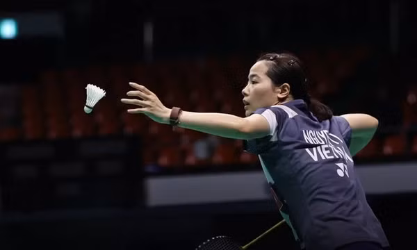 Nguyễn Thùy Linh thua đáng tiếc thần đồng cầu lông Nhật Bản tại giải Thụy Sĩ