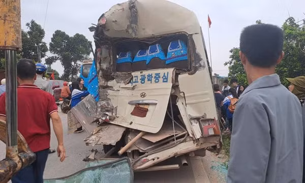 Xe tải chở đất tông nát đuôi xe chở học sinh, nhiều em bị thương