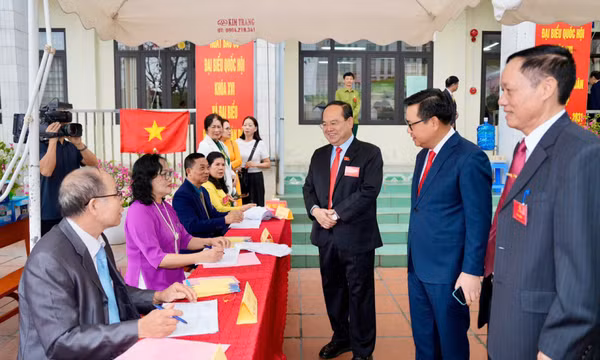 Đồng chí Bí thư Tỉnh ủy kiểm tra công tác bầu cử tại các phường: Hạ Long, Hồng Gai và Bãi Cháy