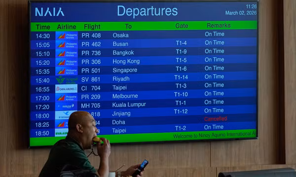 Các chuyến bay hạn chế từ UAE khởi động khi nhiều chính phủ tìm cách sơ tán công dân khỏi Trung Đông