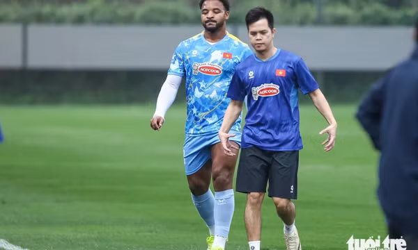 Xuân Son phải bỏ tập giữa chừng ở tuyển Việt Nam