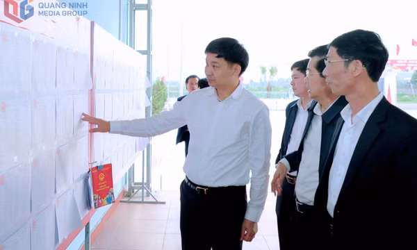 Đồng chí Nguyễn Văn Công, Phó Chủ tịch UBND tỉnh kiểm tra bầu cử tại Bình Khê và An Sinh