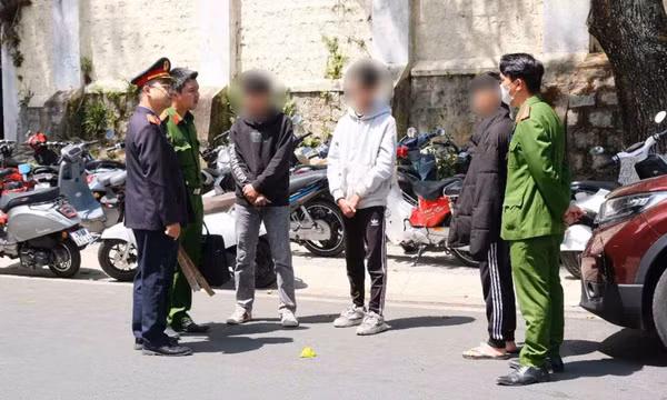 Nhóm thiếu niên ở Lâm Đồng mang hung khí đánh nhau do mâu thuẫn trên mạng