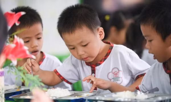 Thói quen ăn uống lành mạnh giúp trẻ phát triển toàn diện