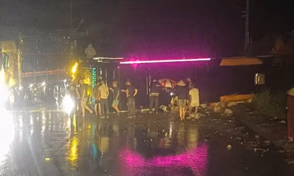 Xe khách lật trên Quốc lộ 19 ở Gia Lai, 2 người bị thương
