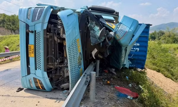 Tai nạn giao thông giữa container và xe máy khiến 3 người chết