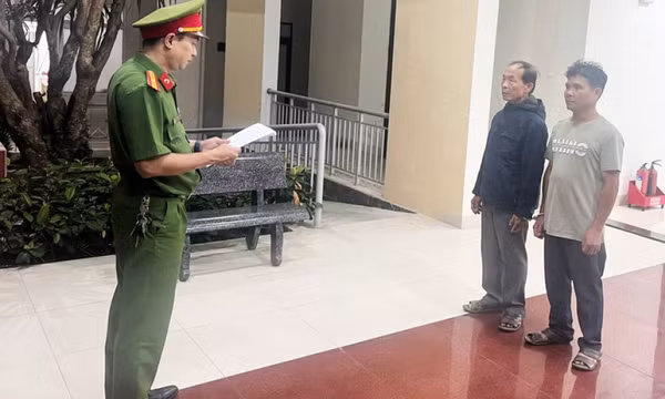 Tạm giữ 2 người đàn ông giở trò đồi bại với bé gái 13 tuổi