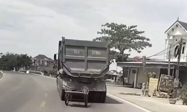 Công an xử phạt tài xế ô tô kéo thêm xe tự chế