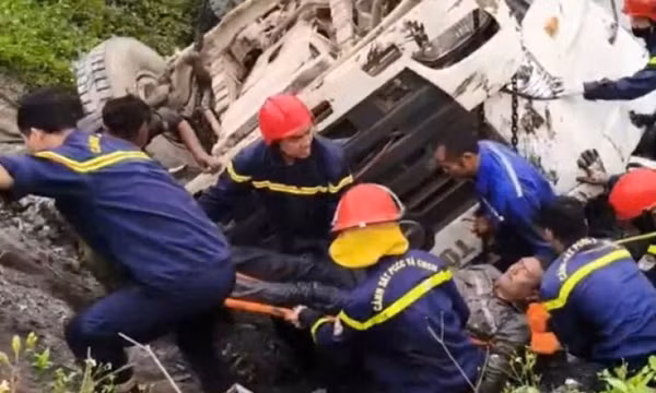 Nghẹt thở giải cứu nạn nhân trong xe bê tông lật xuống ao ở Bắc Ninh