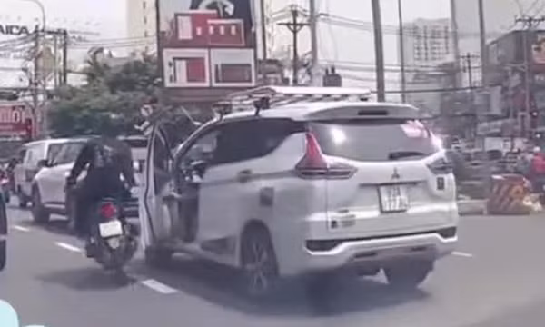 Tài xế ô tô mở cửa bất cẩn gây tai nạn, bị phạt 5 triệu sau clip lan truyền mạng