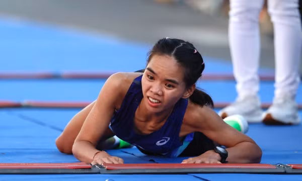 Runner Ngọc Hoa bò về đích ở Giải marathon quốc gia 2026