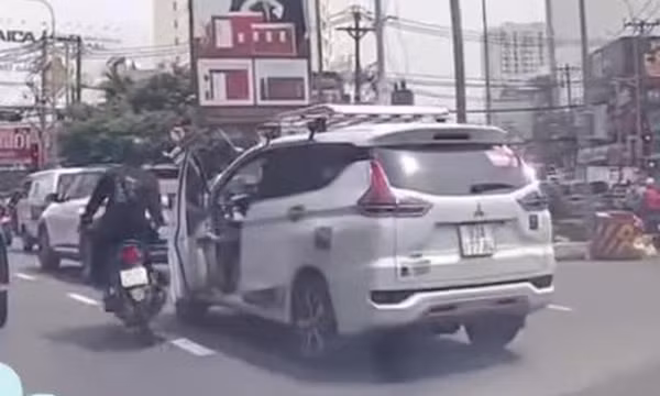 Tài xế ô tô mở cửa xe gây tai nạn cho xe máy rồi bỏ đi