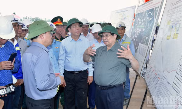 Thủ tướng Phạm Minh Chính đi kiểm tra các dự án giao thông trọng điểm khu vực miền trung